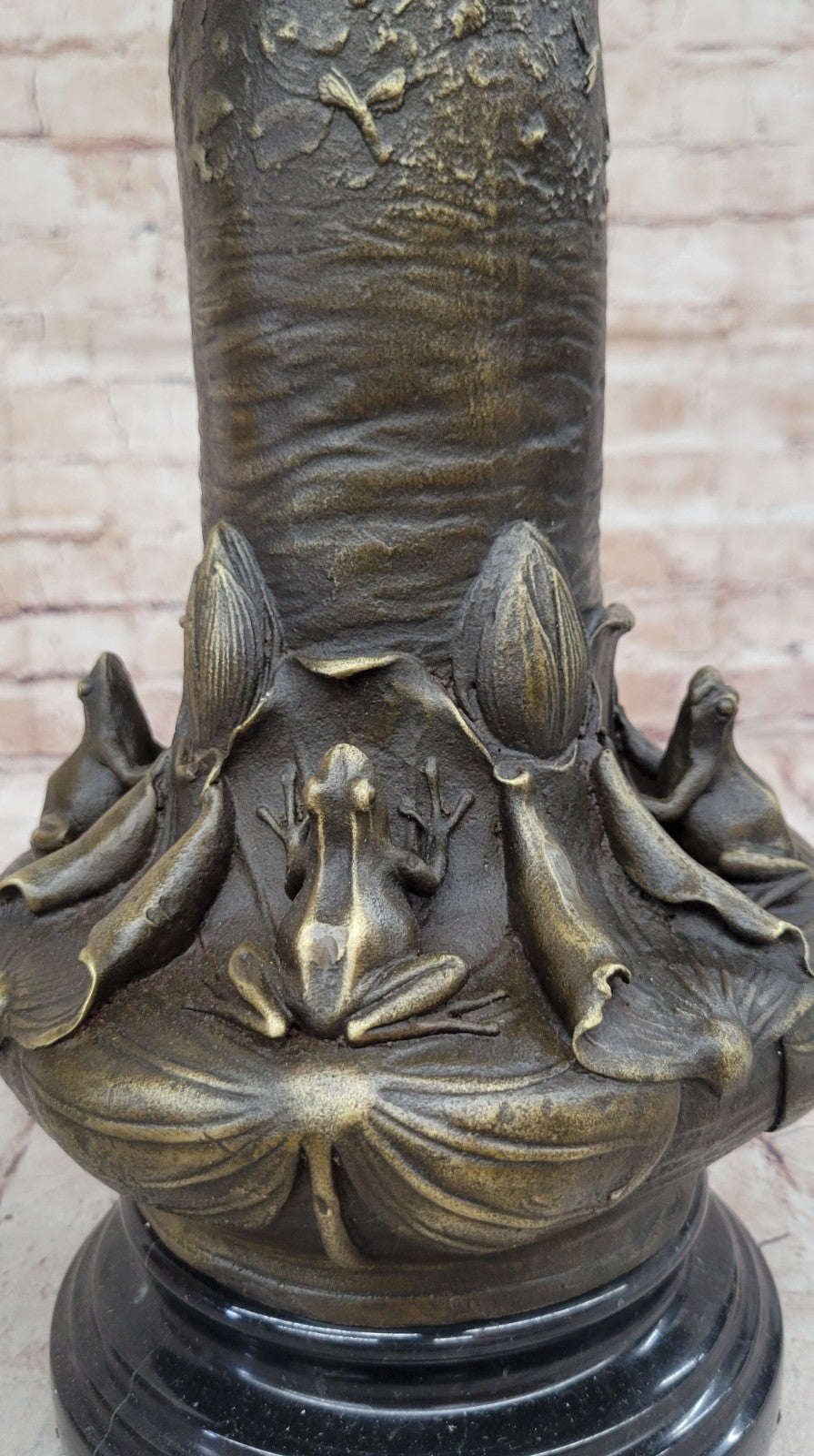 LEAPING FROG ON LILLY POND BRONZE VASE SCULPTURE HOT CAST MARBLE BASE FIGURINE