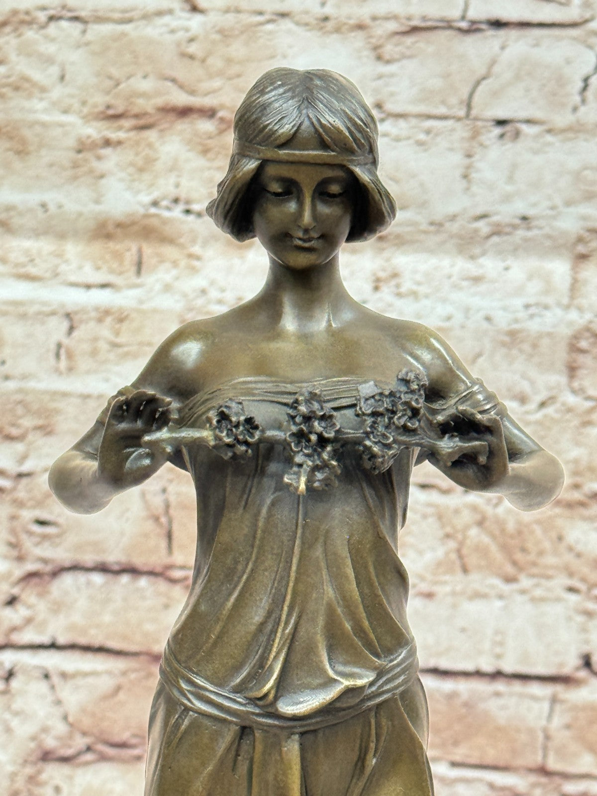 Modern bronze of Lady signed Pittaluga on marble plinth Hot Cast Figurine Décor