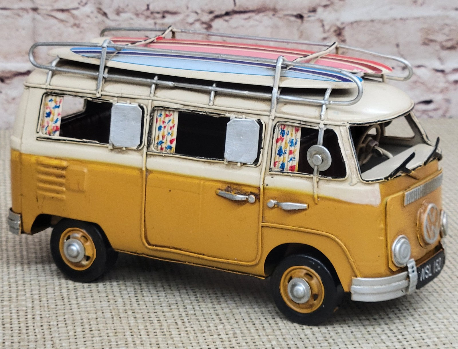 EUROPEAN FINERY VINTAGE METAL VW BUS MODEL W/SURFBOARDS 1:20-SCALE ARTWORK STATUE