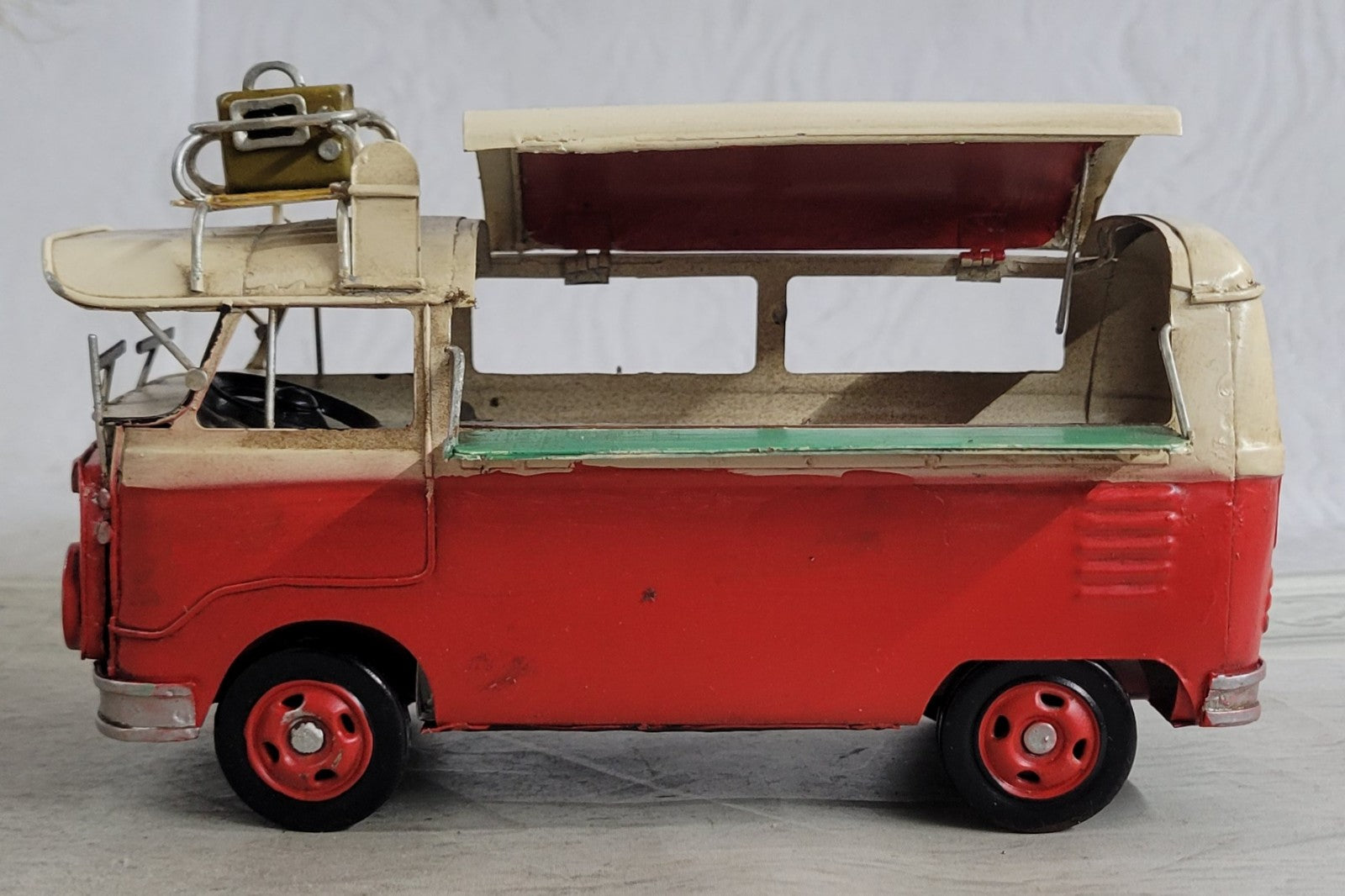 VW T1b Samba in White/Red in 1:24 Scale by European Finery Diecast Model