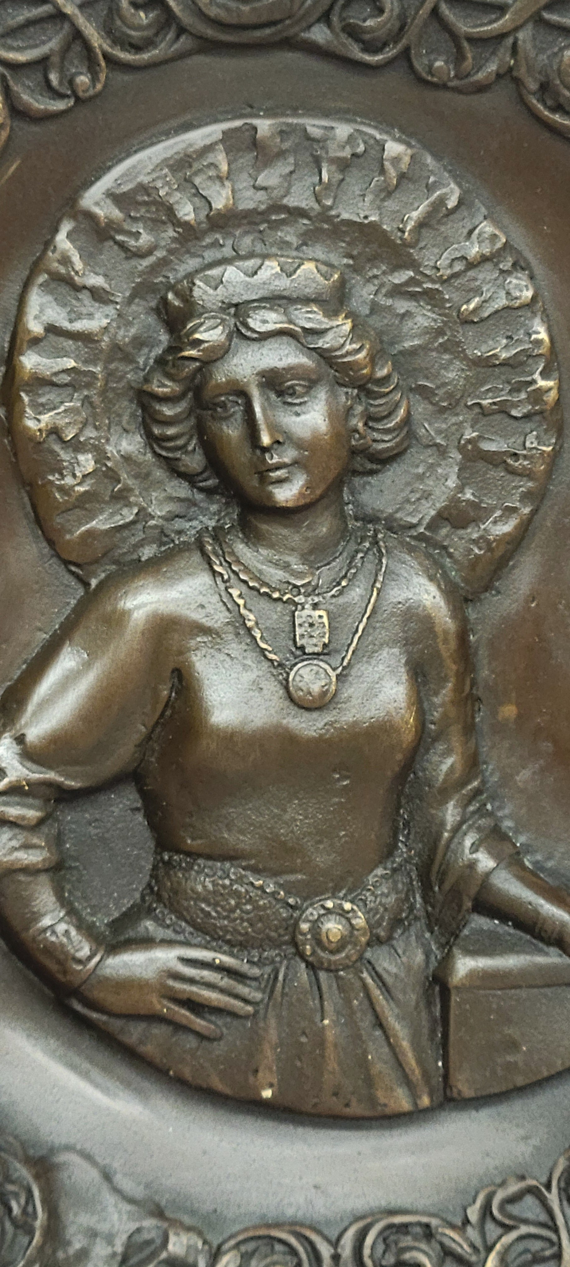 Hand Crafted Wall Mount Majesty Royal Queen Elizabeth Bronze Figurine Figure