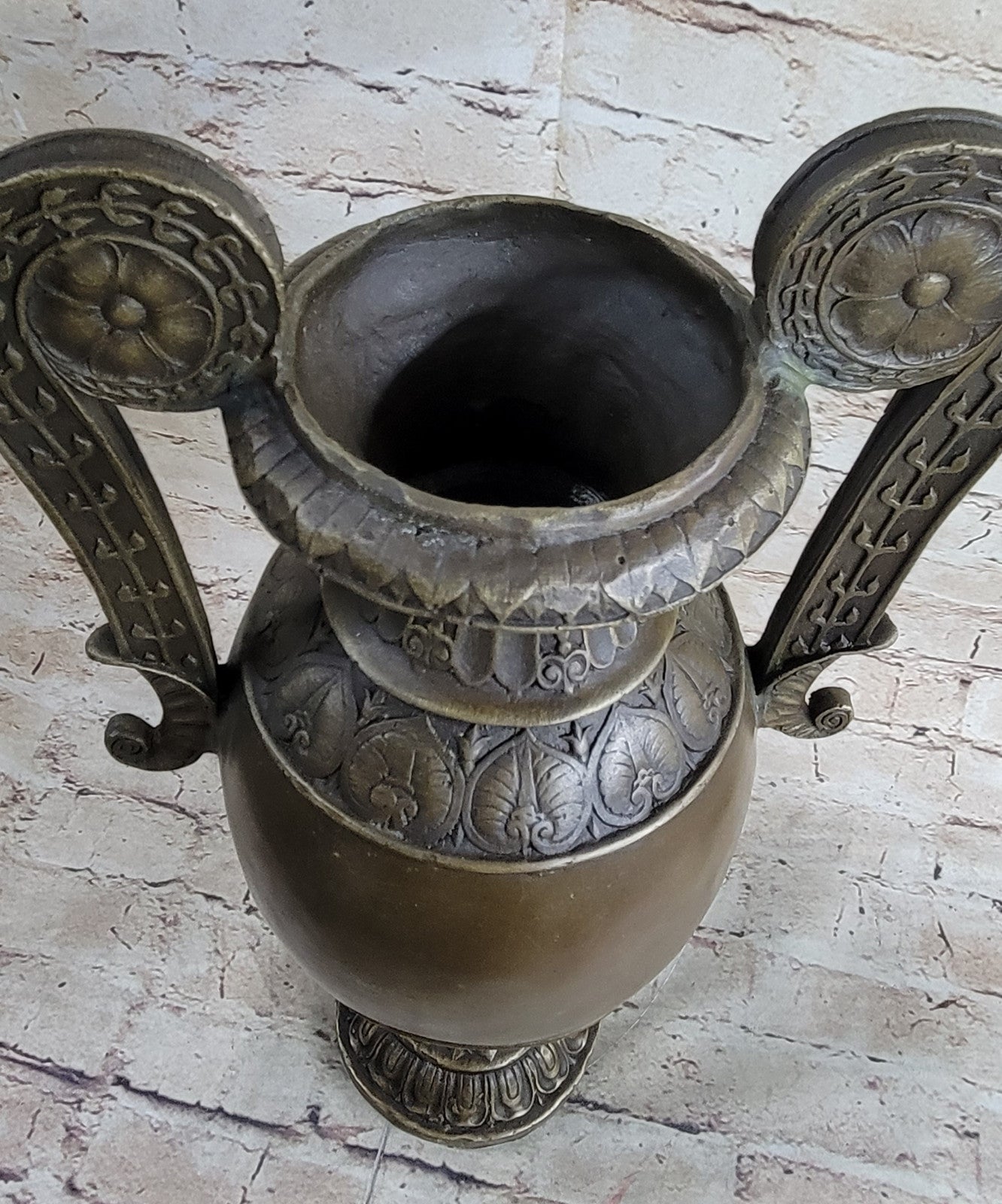 FINE & DETAILED EUROPEAN BRONZE FINERY SIGNED VASE WITH TWO BRONZE HOLDER FIGURE