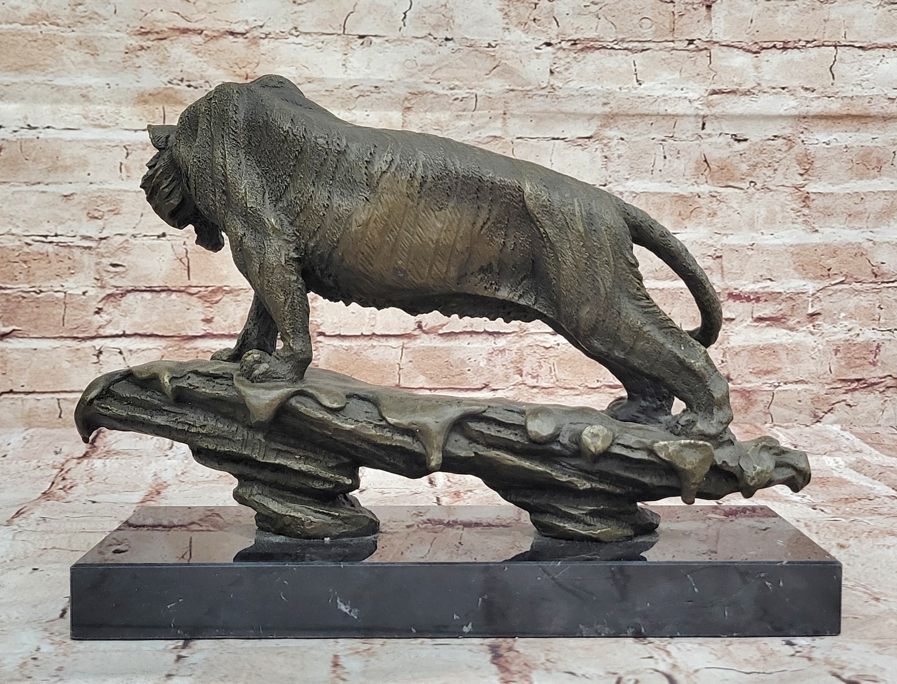 Handmade Bugatti Tiger Bronze Figurine - Captivating Wildlife Sculpture for Animal Lovers