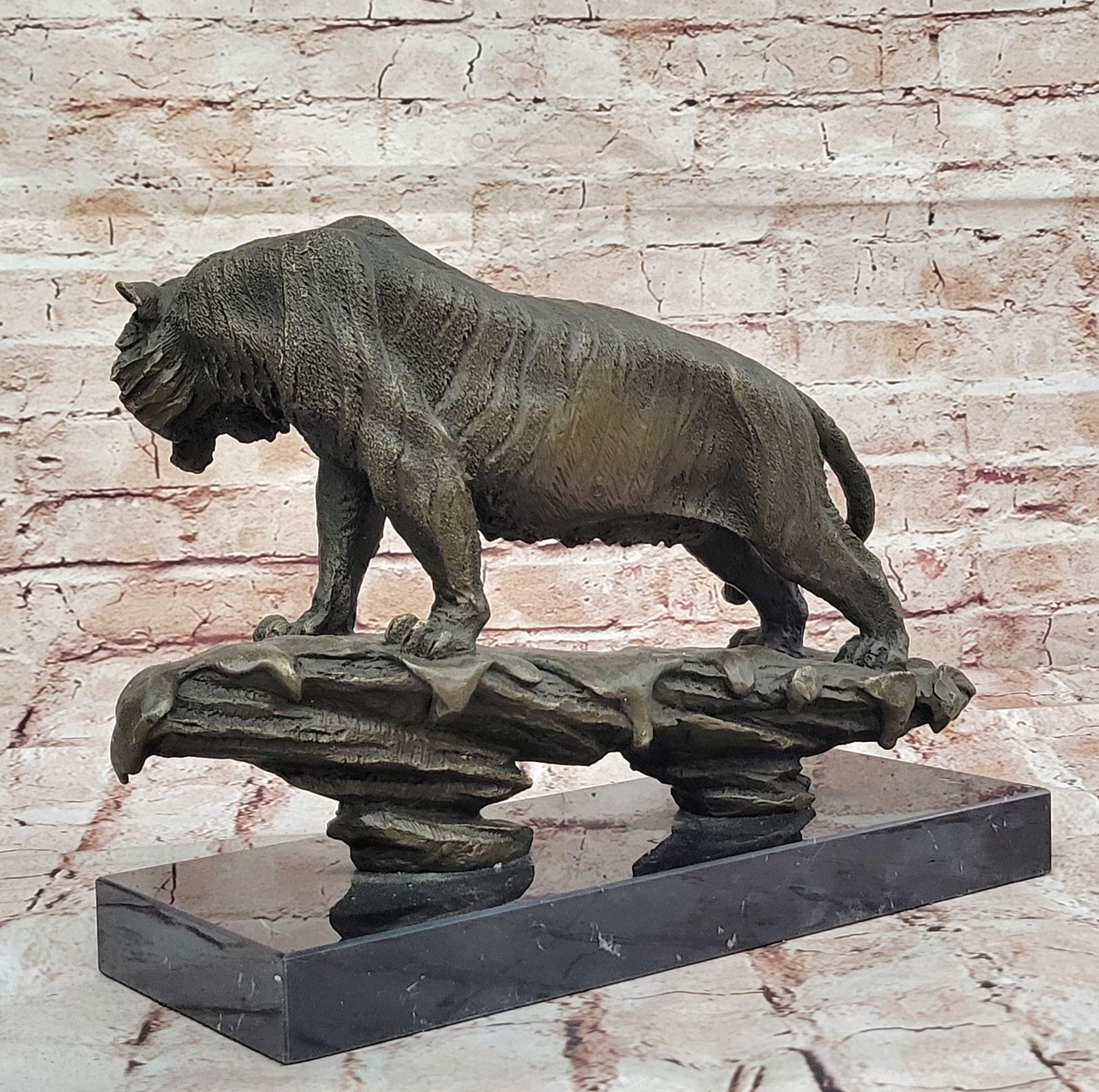 Handmade Bugatti Tiger Bronze Figurine - Captivating Wildlife Sculpture for Animal Lovers