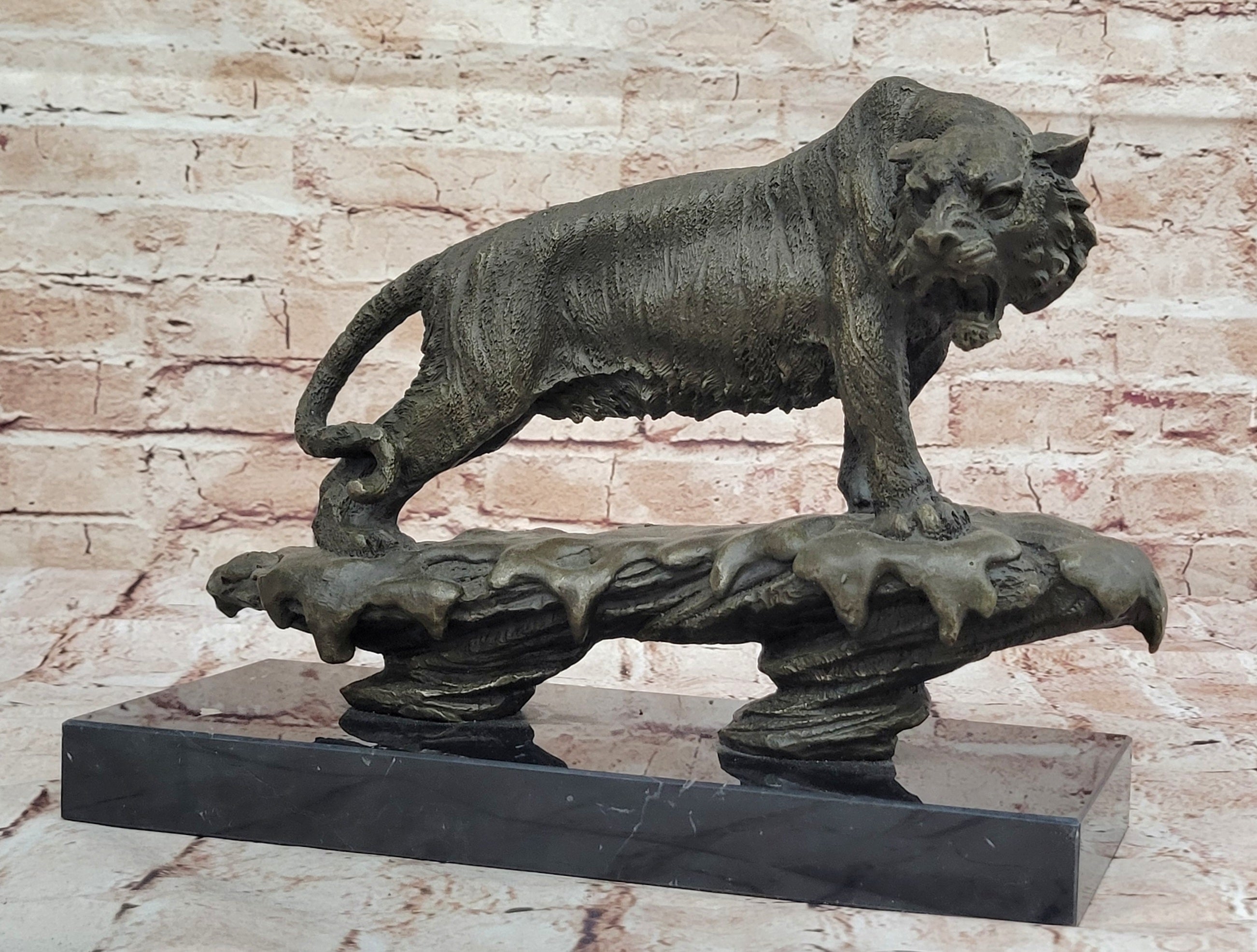 Handmade Bugatti Tiger Bronze Figurine - Captivating Wildlife Sculpture for Animal Lovers