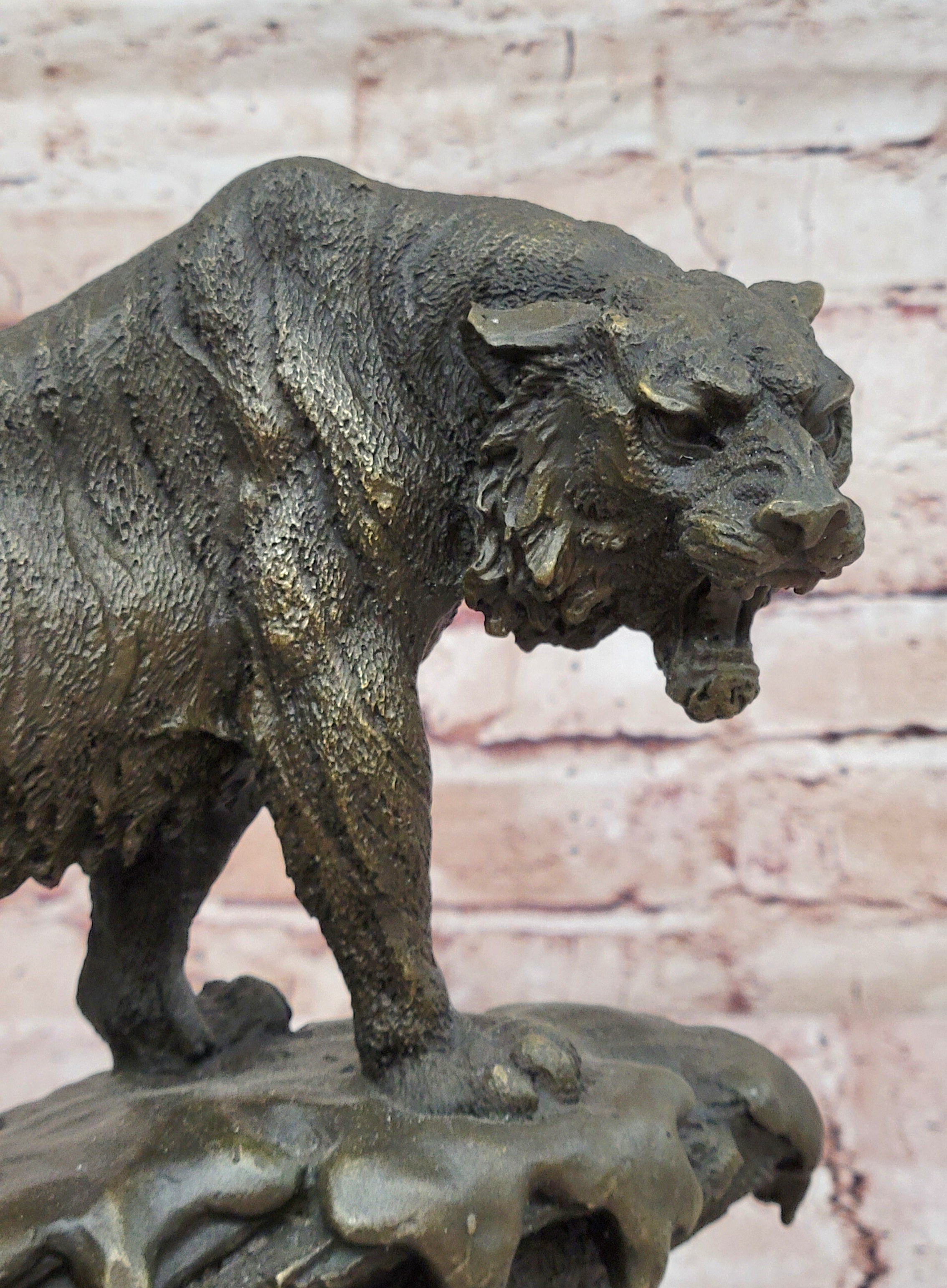 Handmade Bugatti Tiger Bronze Figurine - Captivating Wildlife Sculpture for Animal Lovers