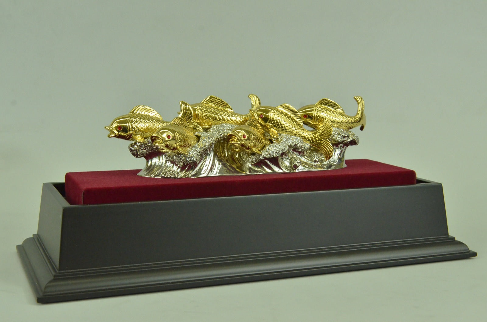 24K Gold Plated six Fishes Swimming Bronze Sculpture Glass Display Statue Figure