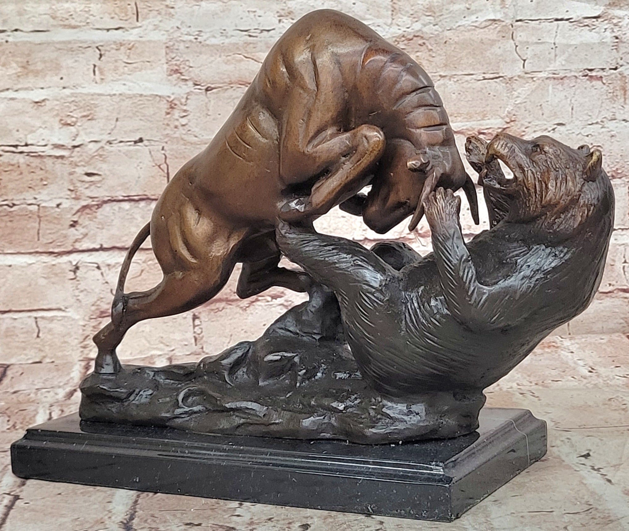 Hot Cast Detailed Bull Attacking Bear Bronze Masterpiece Classic Artwork Sculpture