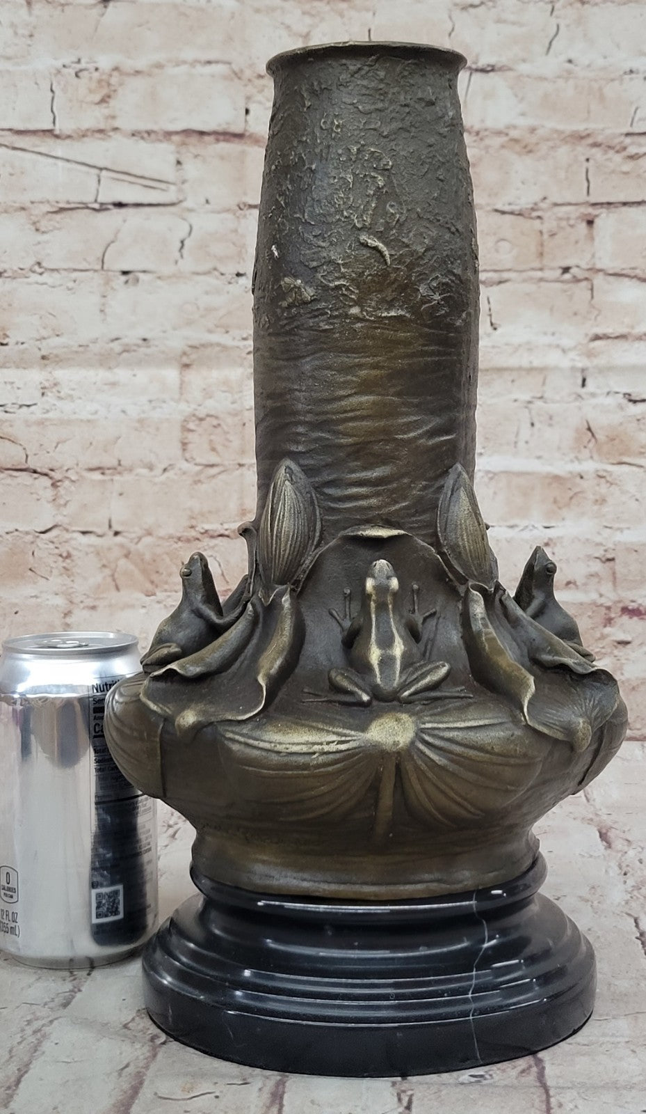 LEAPING FROG ON LILLY POND BRONZE VASE SCULPTURE HOT CAST MARBLE BASE FIGURINE