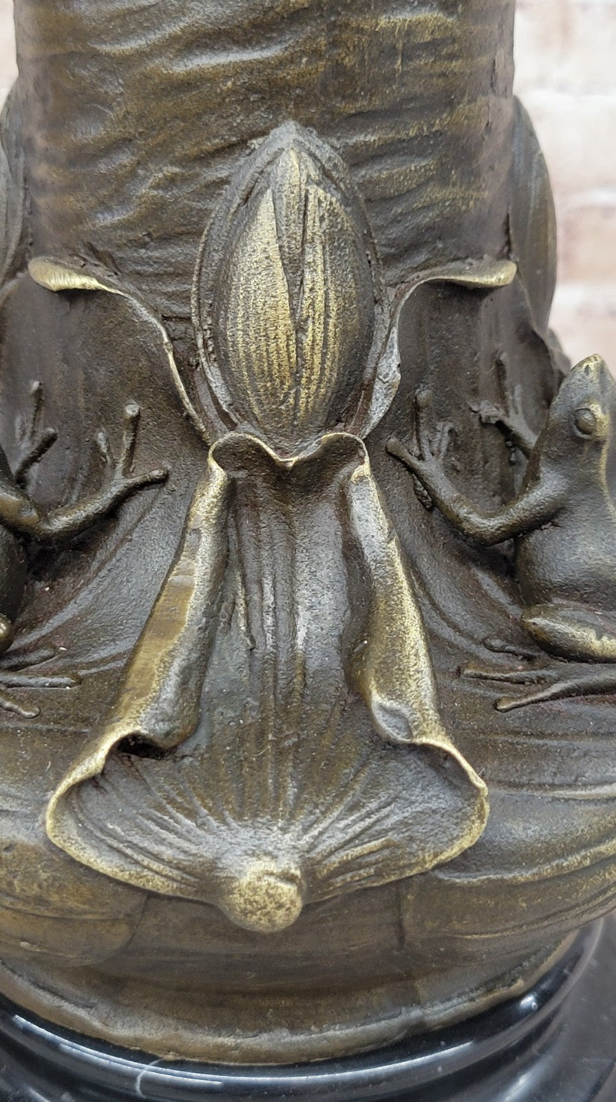 LEAPING FROG ON LILLY POND BRONZE VASE SCULPTURE HOT CAST MARBLE BASE FIGURINE