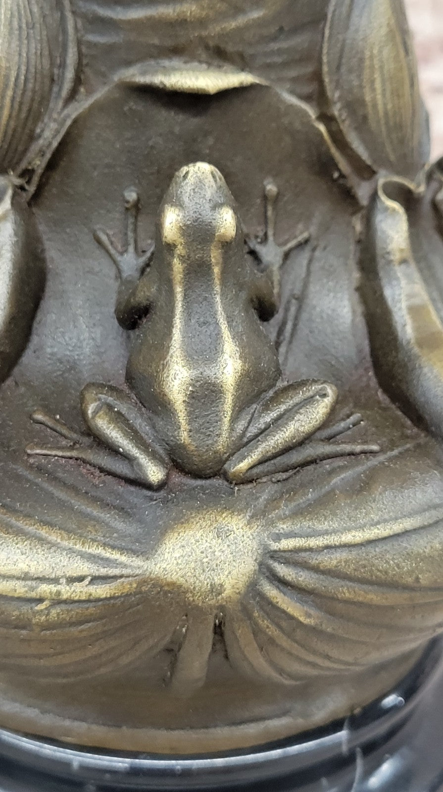 LEAPING FROG ON LILLY POND BRONZE VASE SCULPTURE HOT CAST MARBLE BASE FIGURINE