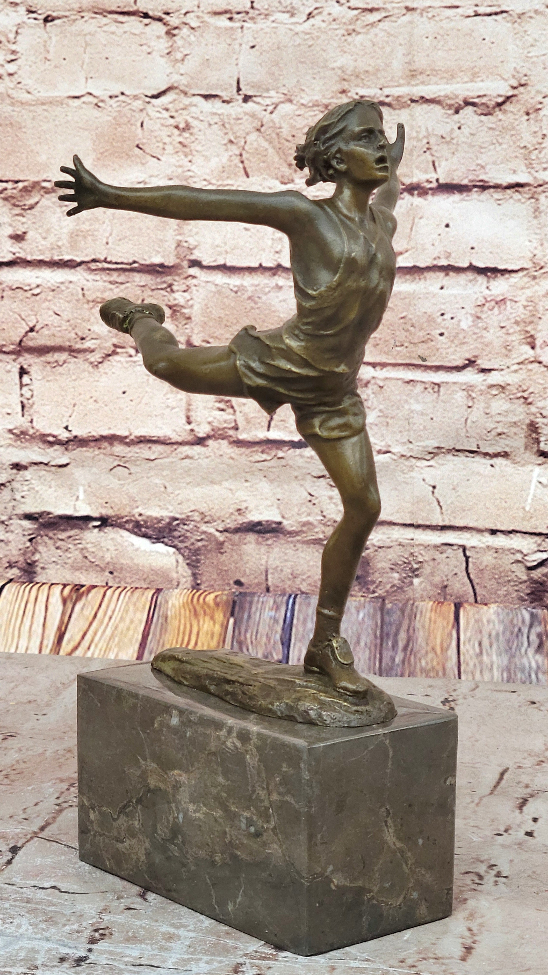 Bronze sculpture of a track and field runner in the starting Original by M.Lopez
