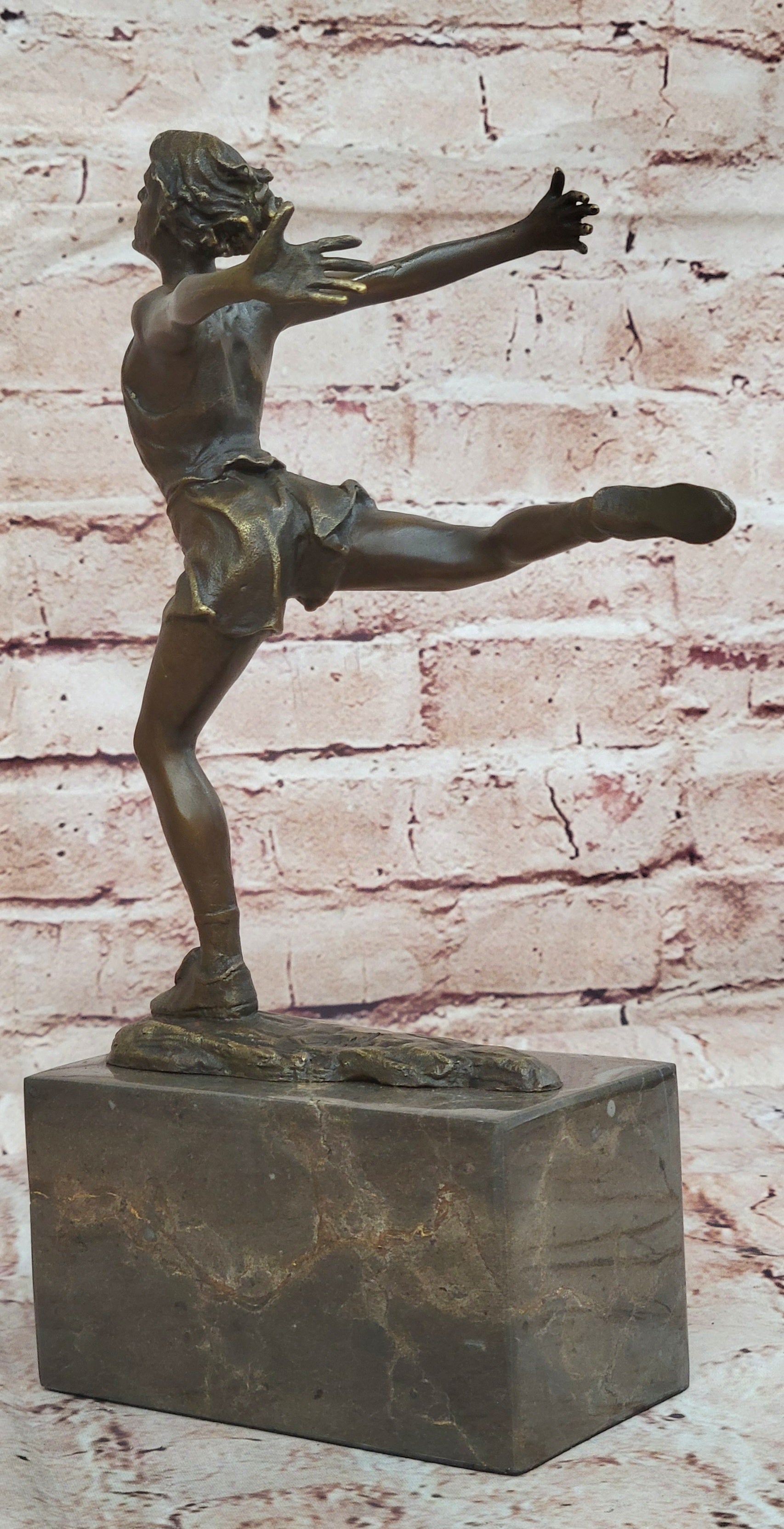 Bronze sculpture of a track and field runner in the starting Original by M.Lopez