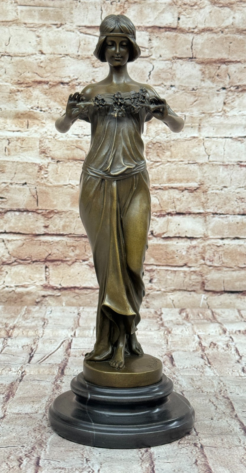 Modern bronze of Lady signed Pittaluga on marble plinth Hot Cast Figurine Décor