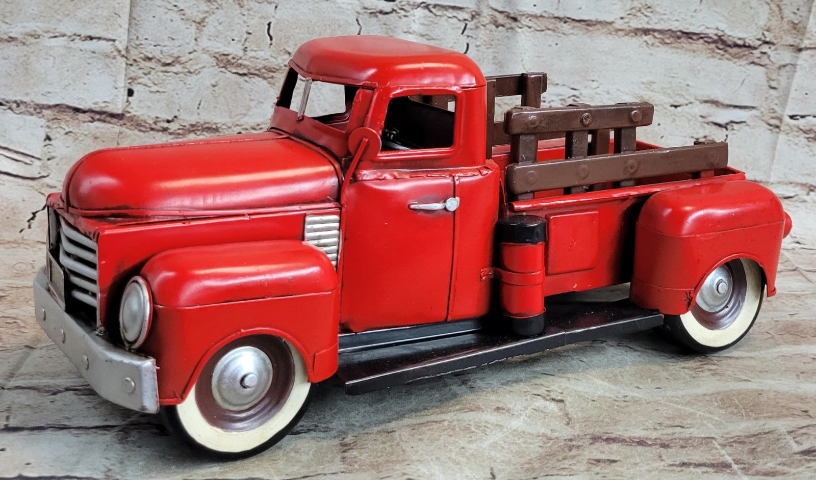 Red Color Retro Handmade Truck Metal Model Pickup Truck With Spare Tire Classic