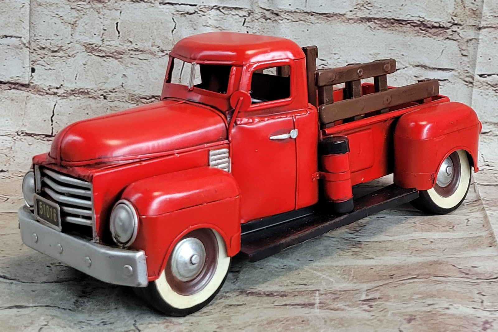 Red Color Retro Handmade Truck Metal Model Pickup Truck With Spare Tire Classic