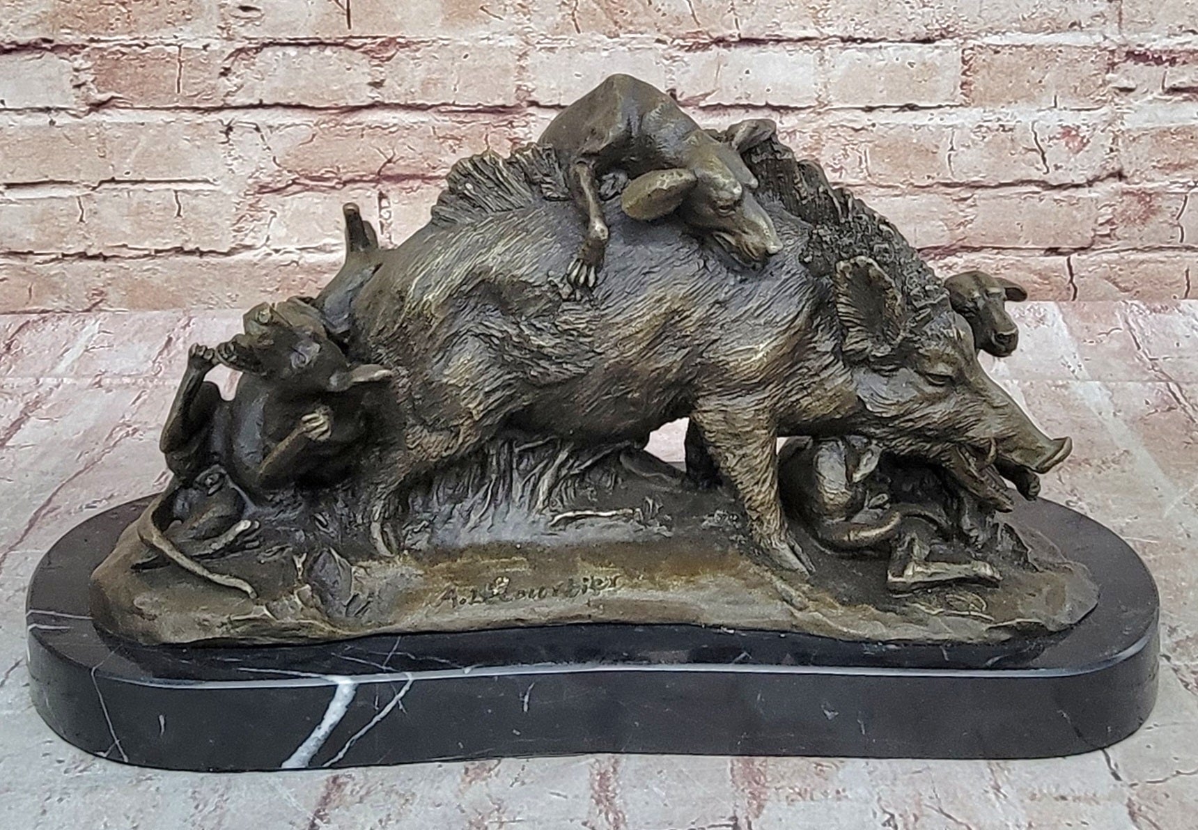 Handcrafted Museum Quality Artwork Hot Cast Wild pig and Dogs Bronze Statue