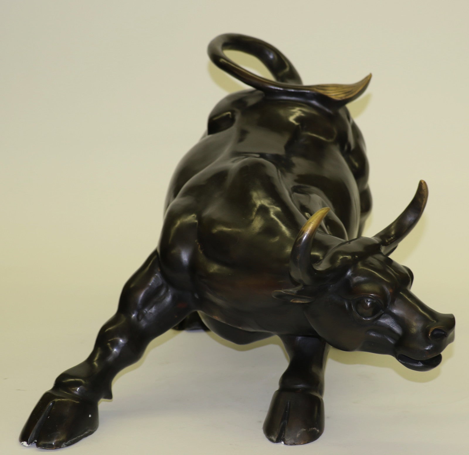 Hand Made European Genuine Bronze Magnificent Stock Market Bull Sculpture Figurine