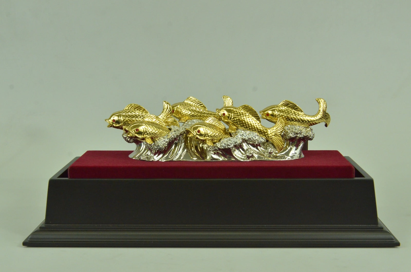 24K Gold Plated six Fishes Swimming Bronze Sculpture Glass Display Statue Figure