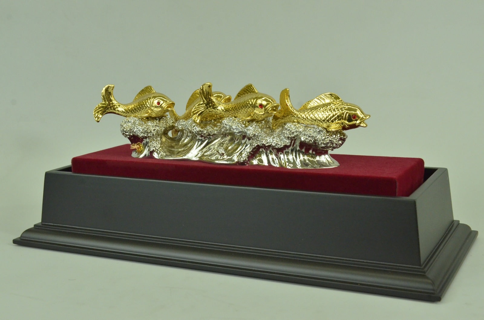 24K Gold Plated six Fishes Swimming Bronze Sculpture Glass Display Statue Figure