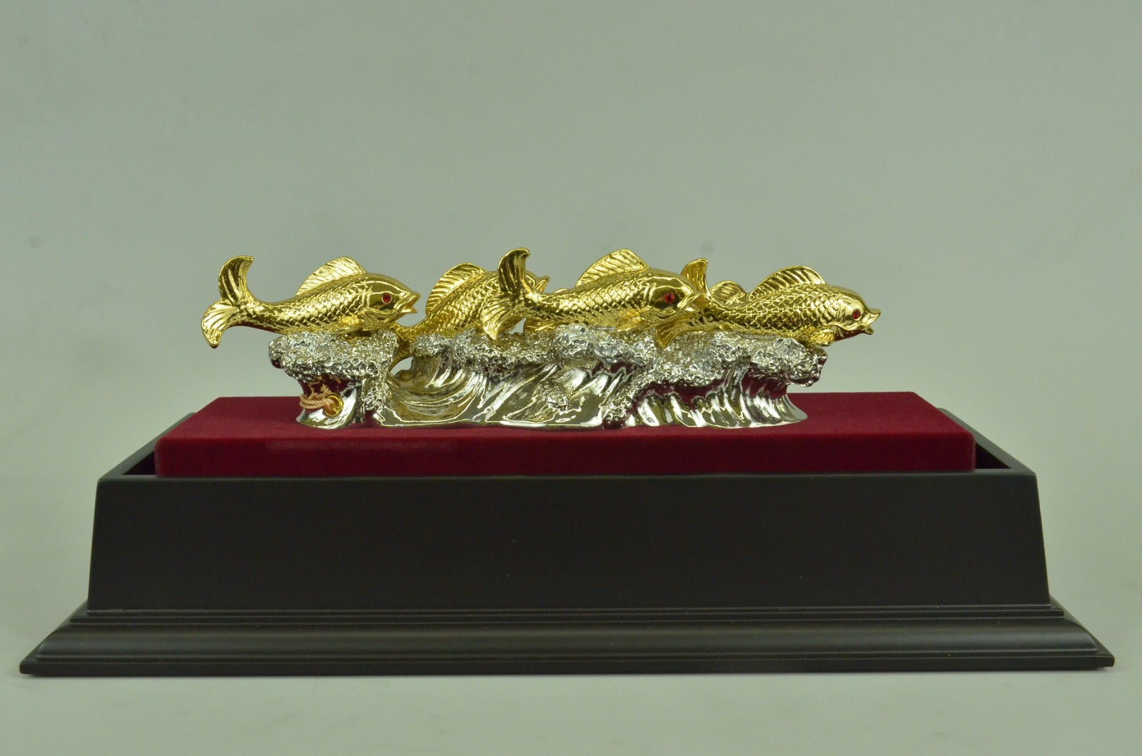 24K Gold Plated six Fishes Swimming Bronze Sculpture Glass Display Statue Figure