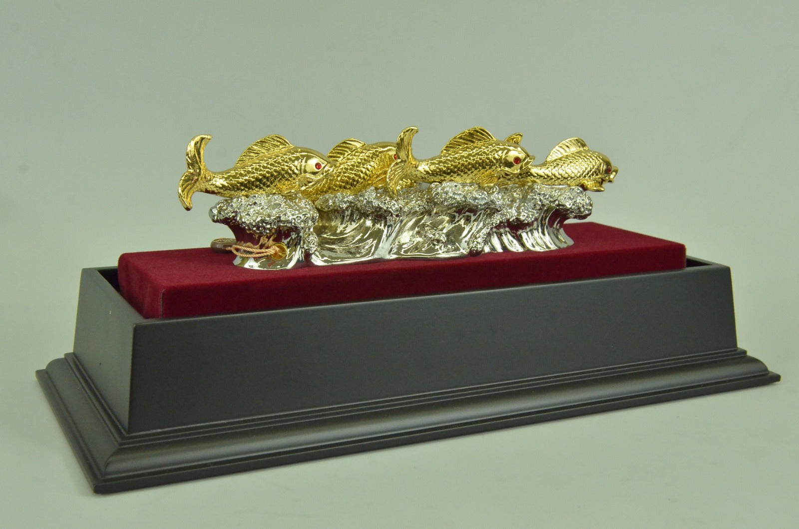 24K Gold Plated six Fishes Swimming Bronze Sculpture Glass Display Statue Figure