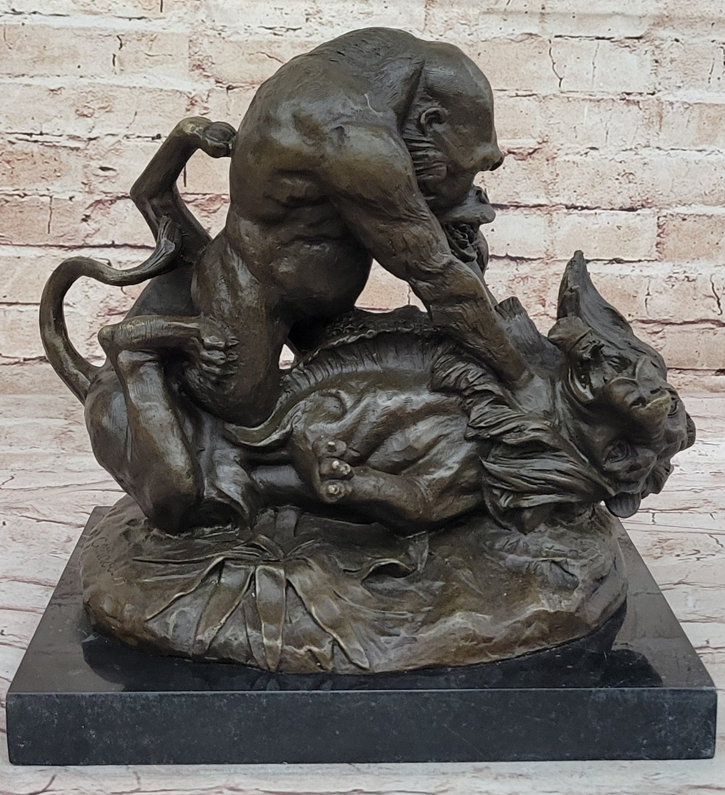 Wildlife Art Collector Edition: Masson`s Gorilla and Lion Battle Sculpture